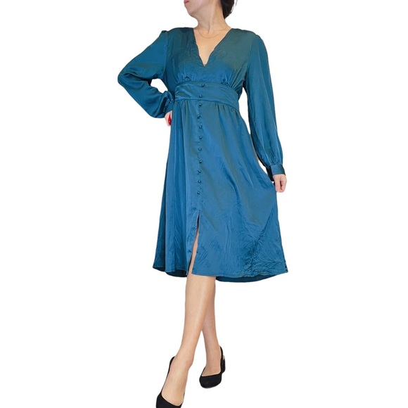 Simplee Apparel Dresses & Skirts - Simplee Emerald Green Vneck Lantern Sleeve Silky Satin Kneelength Dress Size L